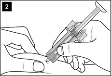 Schritt zwei der Anleitung zeigt, wie die Nadel in die Haut eingeführt wird, die zwischen Daumen und Zeigefinger eingeklemmt wird