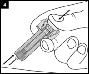 Il quarto passaggio della guida mostra la rimozione della siringa dalla pelle mentre il pollice rimane sullo stantuffo