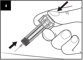 Skref fjögur í leiðbeiningunum sýnir að sprautan er fjarlægð úr húðinni á meðan þumalfingur er áfram á stimplinum