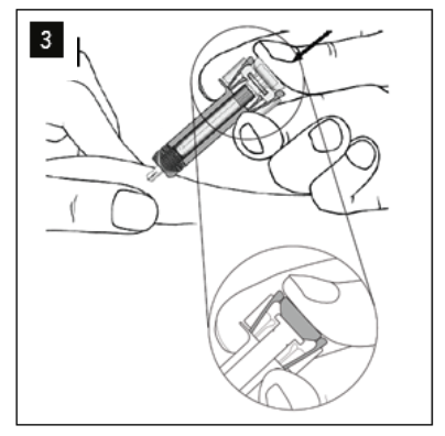 Krok trzeci przewodnika pokazuje powiększoną wersję kroku drugiego, podkreślając całkowite wciśnięcie wypychacza w skrzydełkach osłony strzykawki