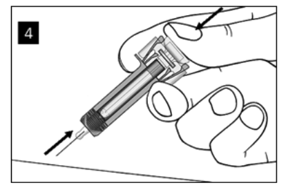 Krok czwarty przewodnika pokazuje, jak strzykawka jest usuwana ze skóry, podczas gdy kciuk pozostaje na wypychaczu
