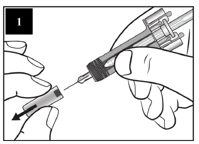Obraz z pierwszego kroku pokazuje, że nasadka igły jest zdejmowana ze strzykawki przy użyciu dwóch rąk