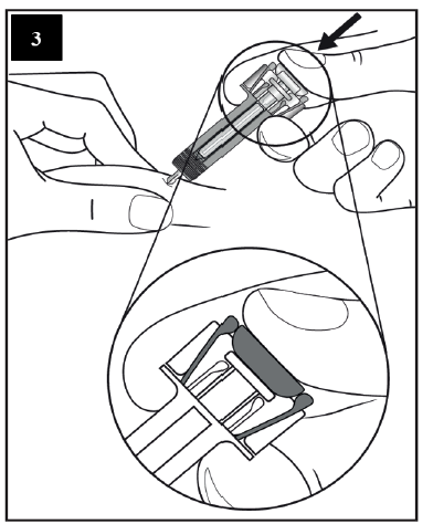 Krok trzeci przewodnika pokazuje powiększoną wersję kroku drugiego, podkreślając całkowite wciśnięcie wypychacza w skrzydełkach osłony strzykawki