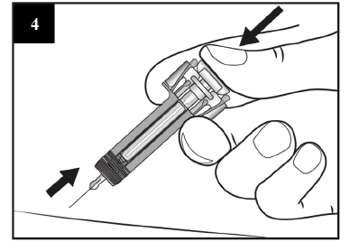 Krok czwarty przewodnika pokazuje, jak strzykawka jest usuwana ze skóry, podczas gdy kciuk pozostaje na wypychaczu