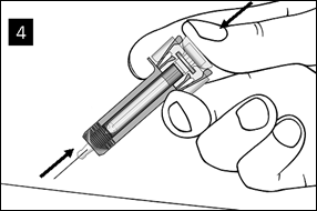 Il quarto passaggio della guida mostra la rimozione della siringa dalla pelle mentre il pollice rimane sullo stantuffo